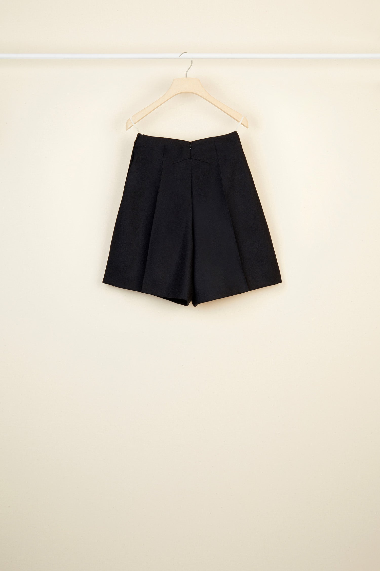 Patou TR004 short laine noir boutons dorés