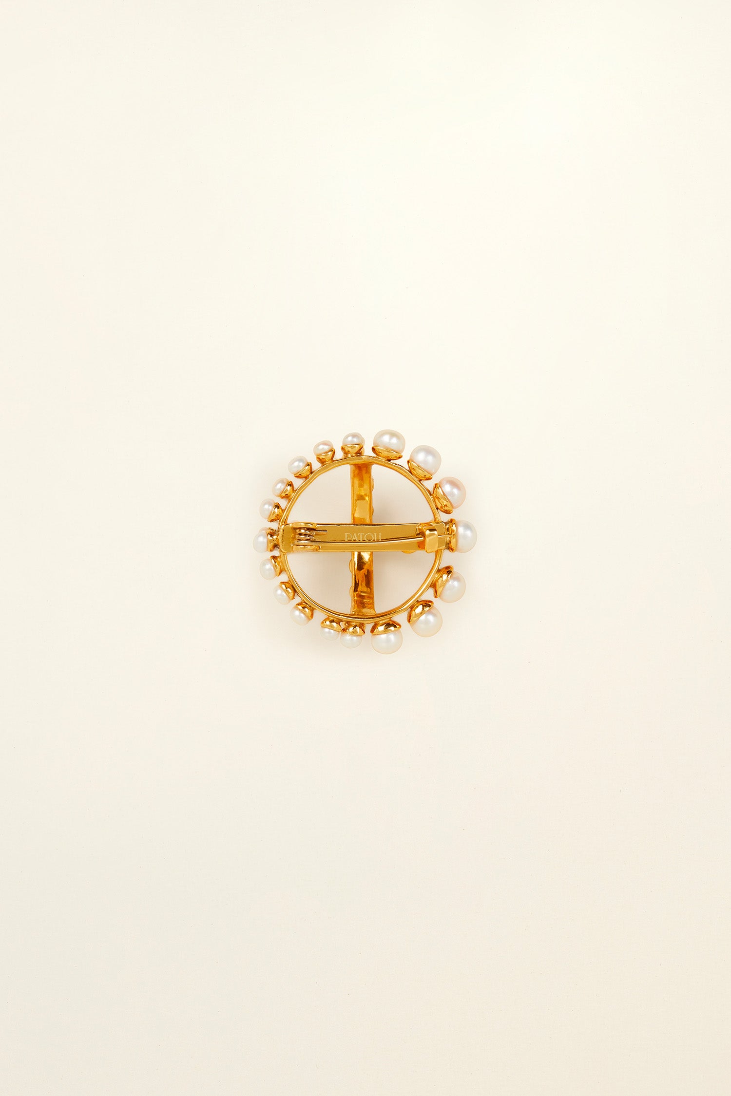 Patou H20JW0241000299G broche ronde dorée perle TU