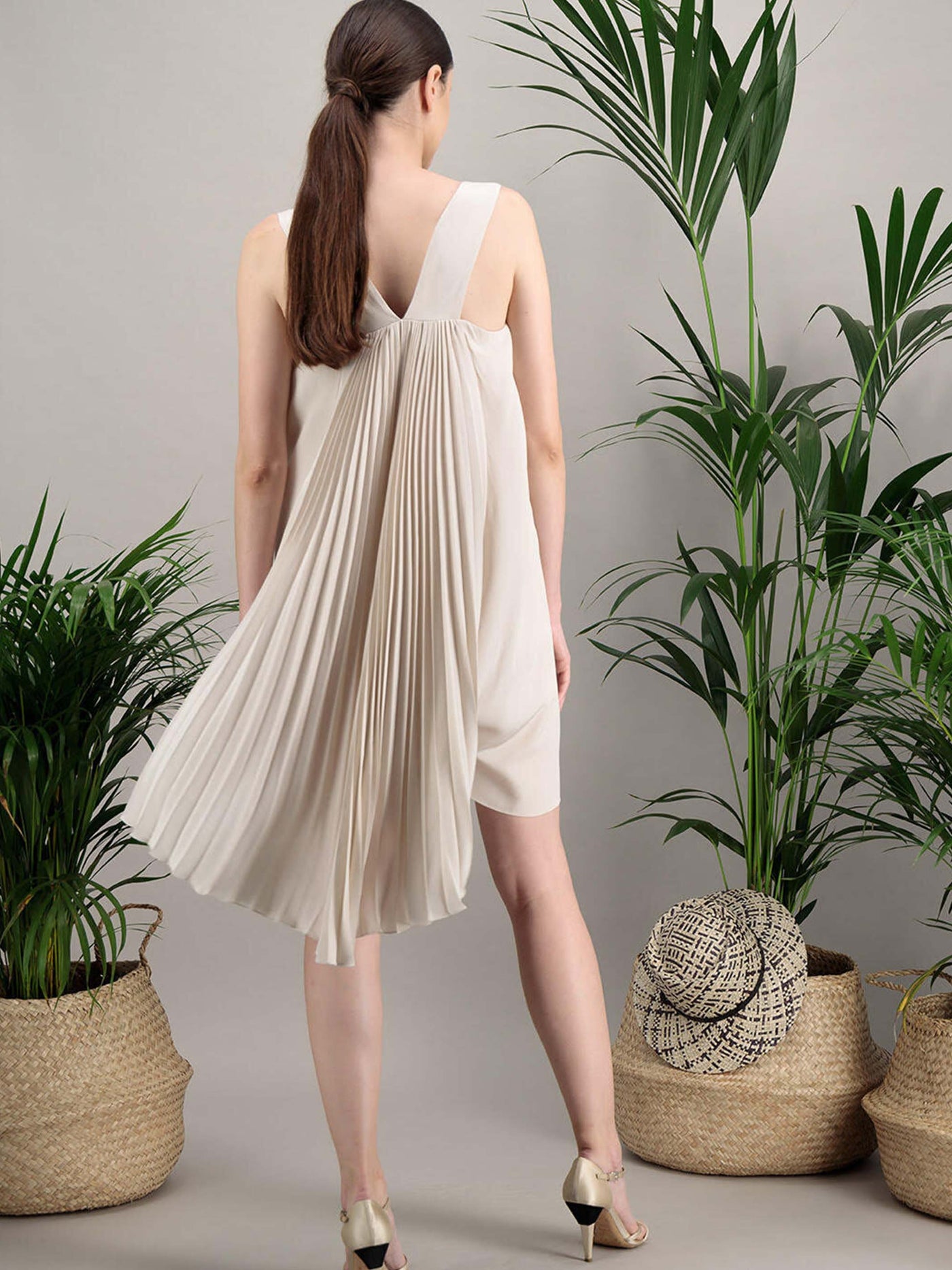 Anahide Saint André Amaya robe plissée beige crêpe de soie