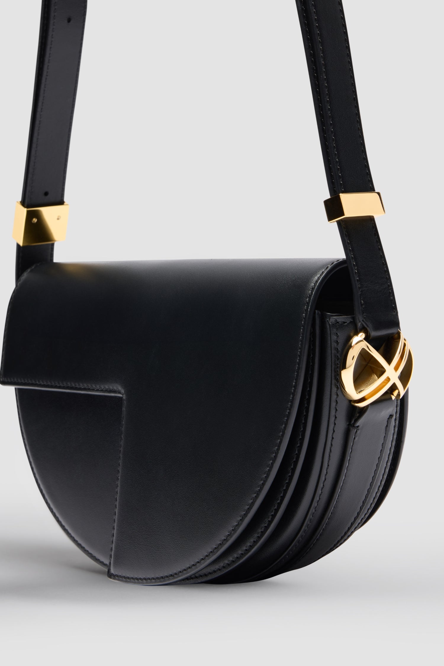 Patou Le Patou sac cuir noir demi-lune édition limitée