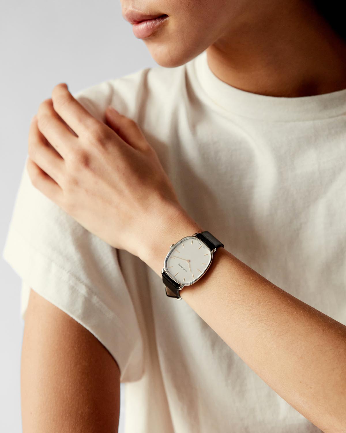 Isabel Marant 28.07 montre argent cuir noir