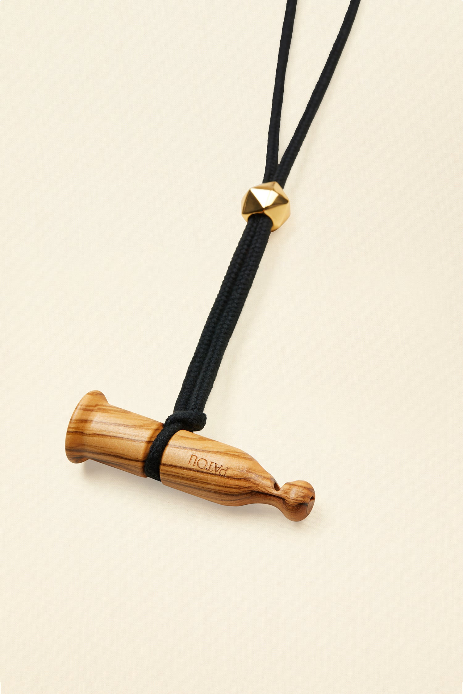 Patou AC012 collier appeau pendentif bois cordon noir
