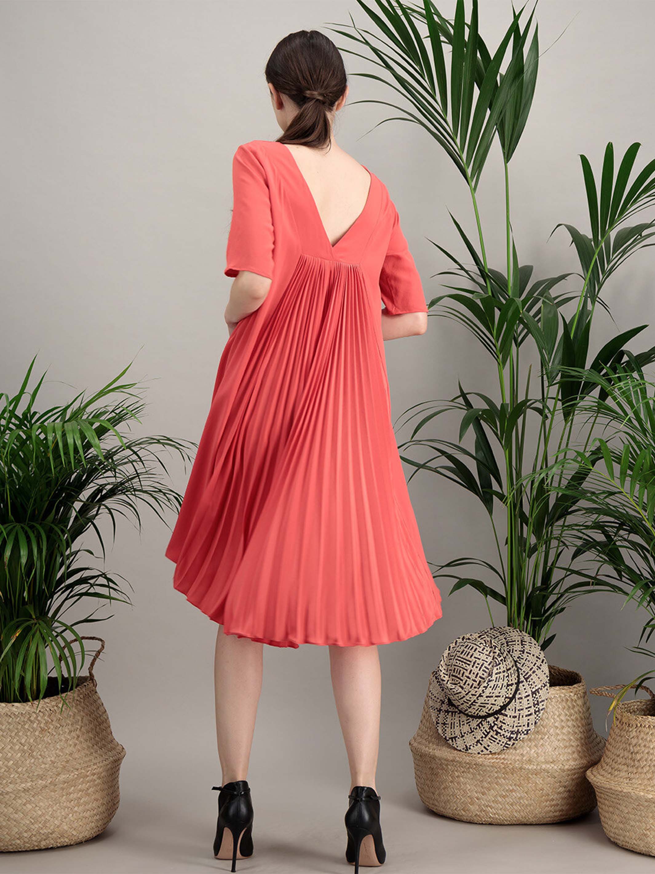 Anahide Saint André Marino robe plissée corail crêpe soie