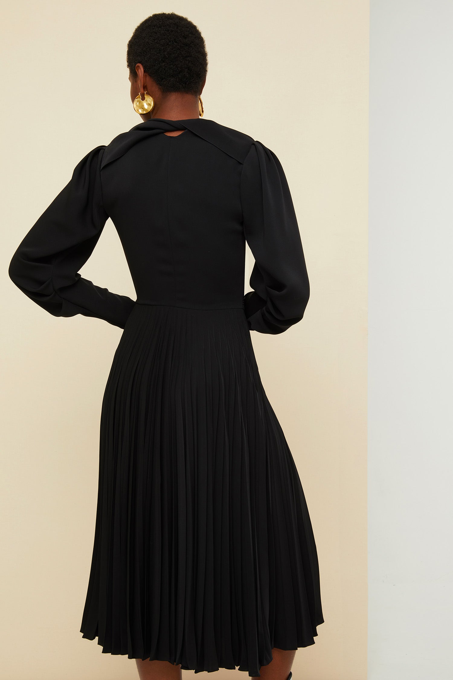 Patou DR010 Robe Midi Cady Noire Col Torsadé Plissée