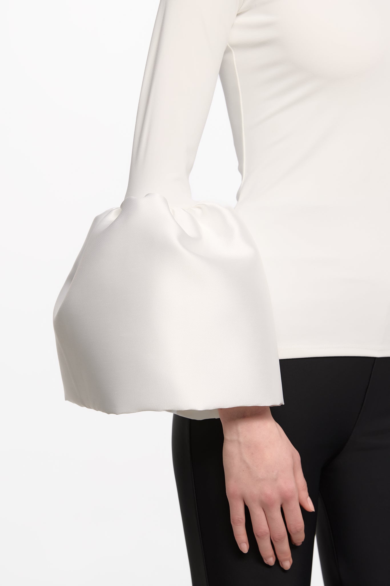 ATU Body Couture Top blanc col montant manches cloches