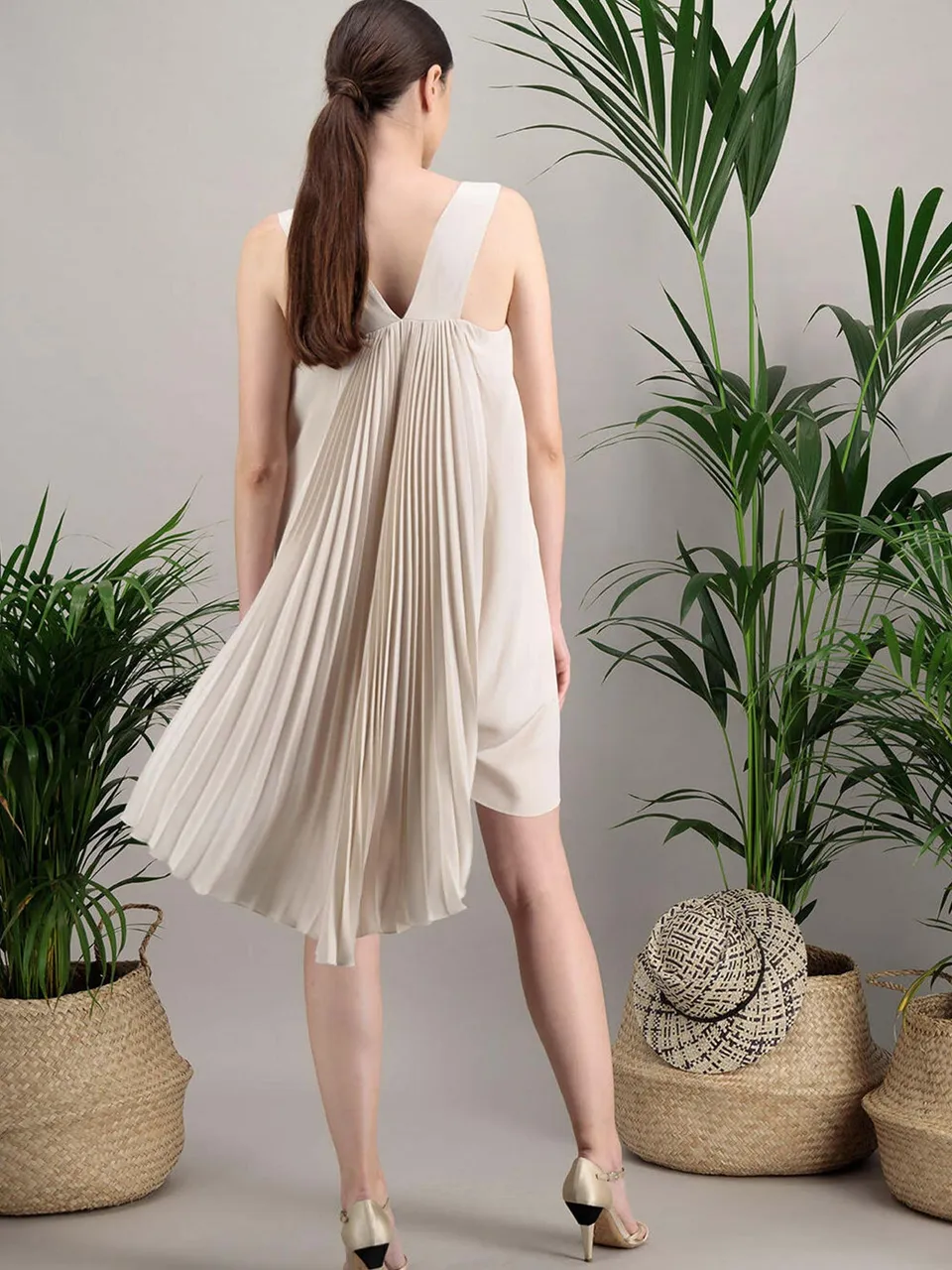 Anahide Saint André Amaya robe plissée beige crêpe de soie