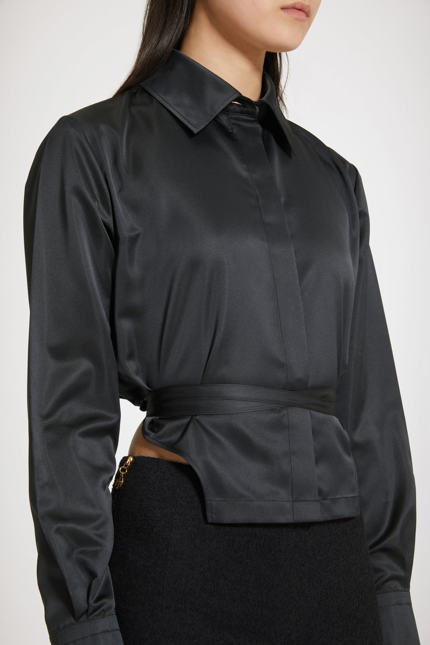 Patou BL026 chemise cropped noire satin découpes