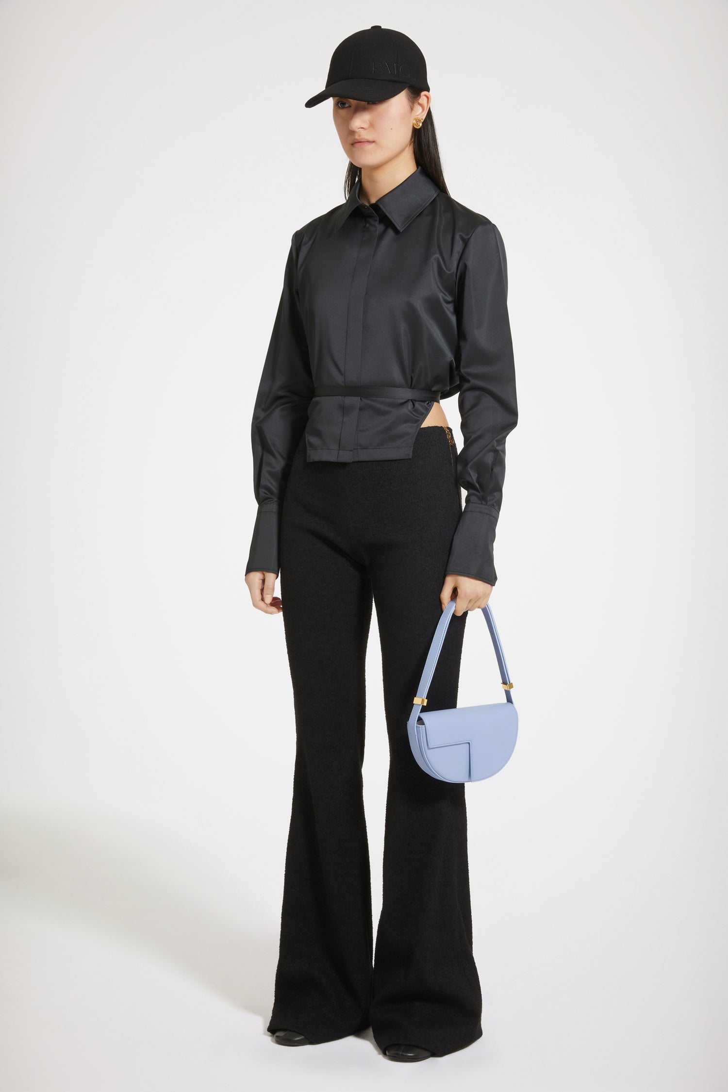 Patou BL026 chemise cropped noire satin découpes