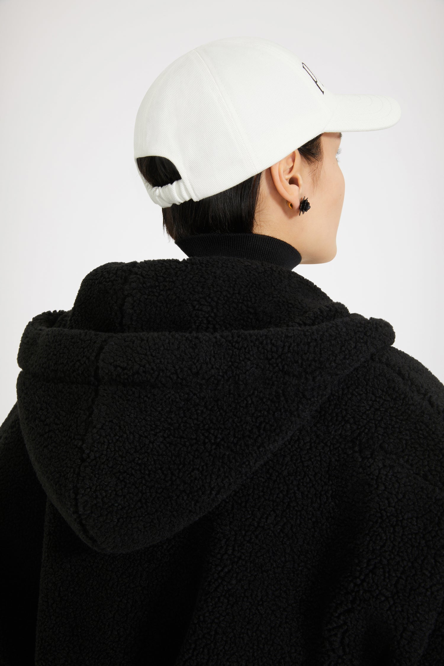 Patou JE056 veste courte Noir fausse fourrure capuche