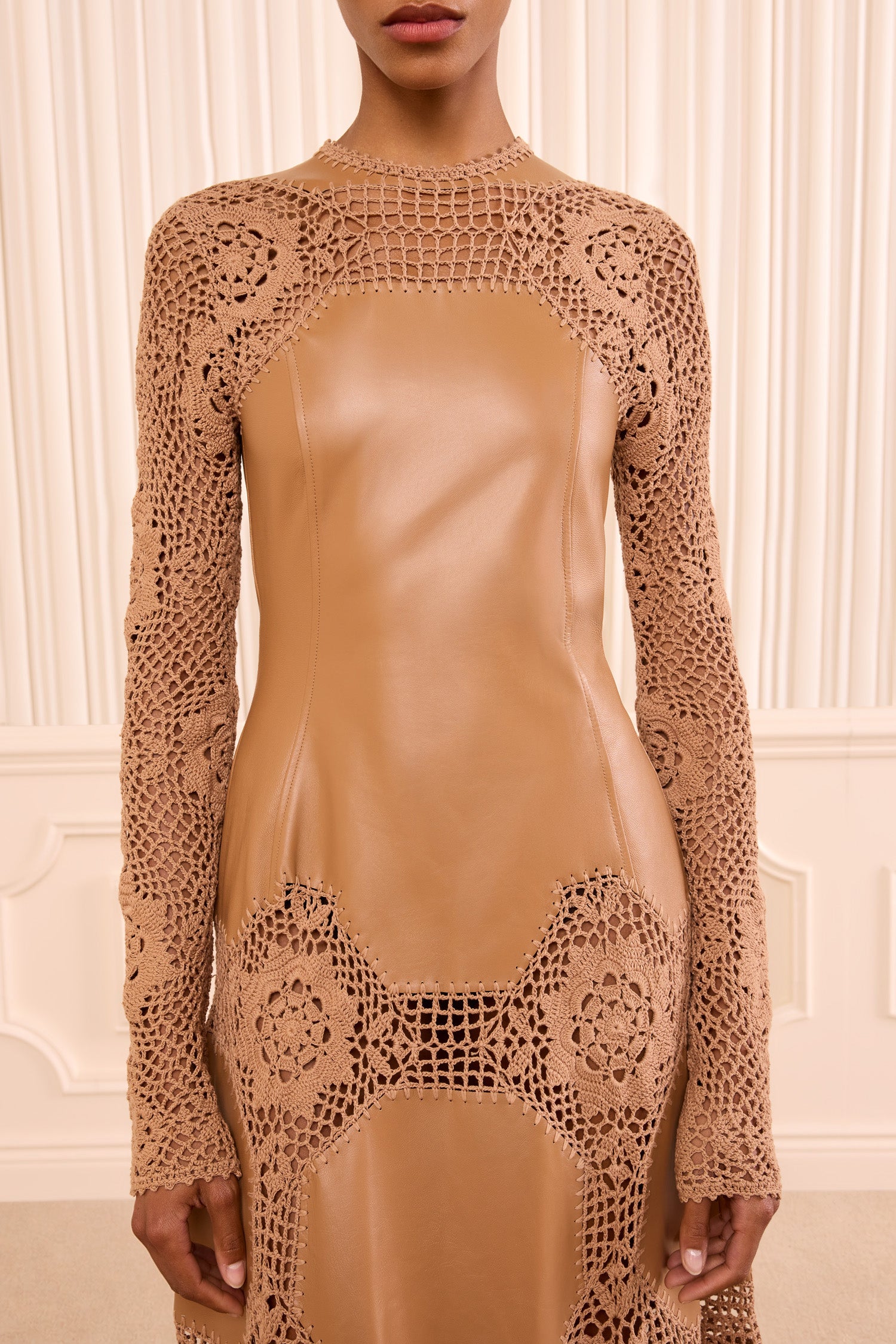 Ulla Johnson Emi robe midi crochet cuir camel