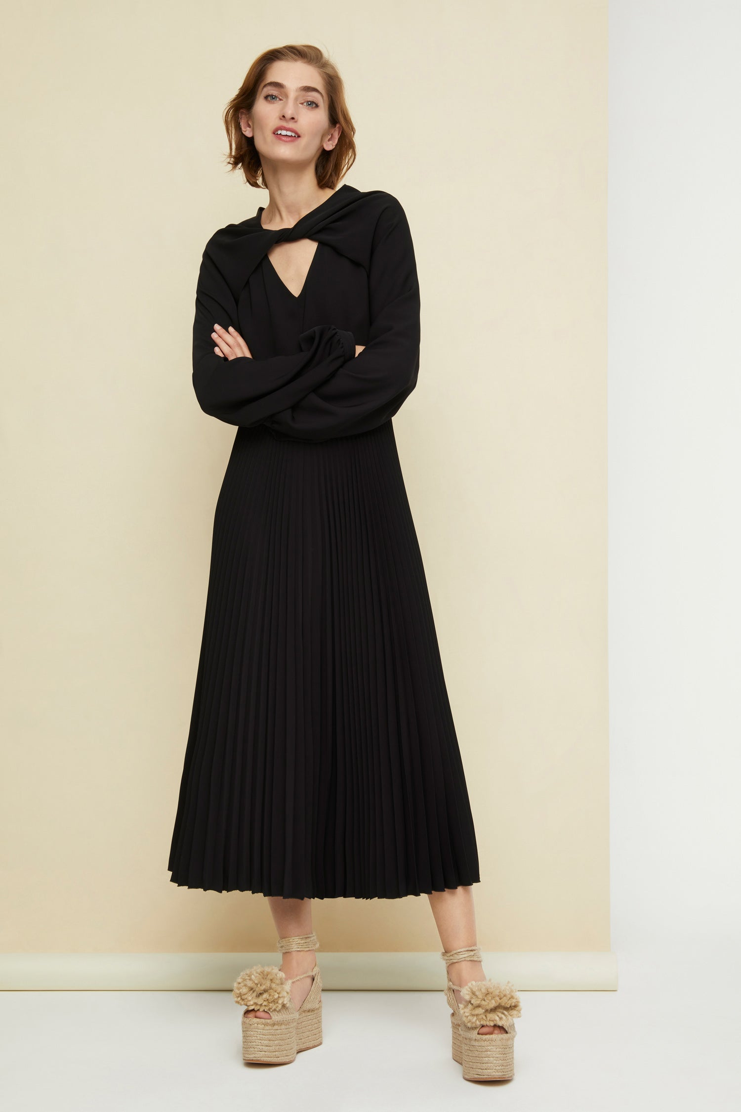 Patou DR048 robe midi noire cady plissée col torsadé