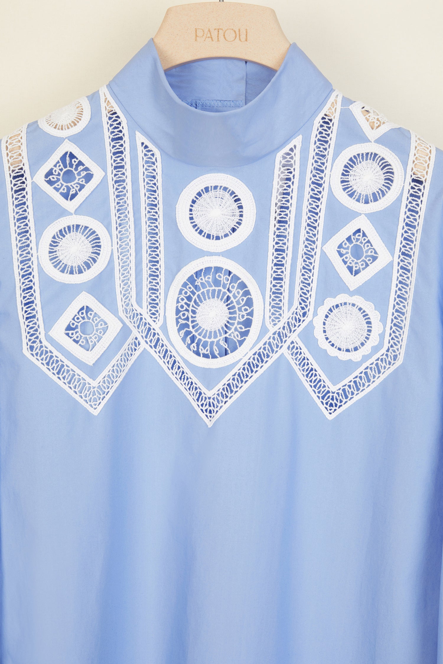 Patou TO003 top coton bleu guipure blanche ajouré