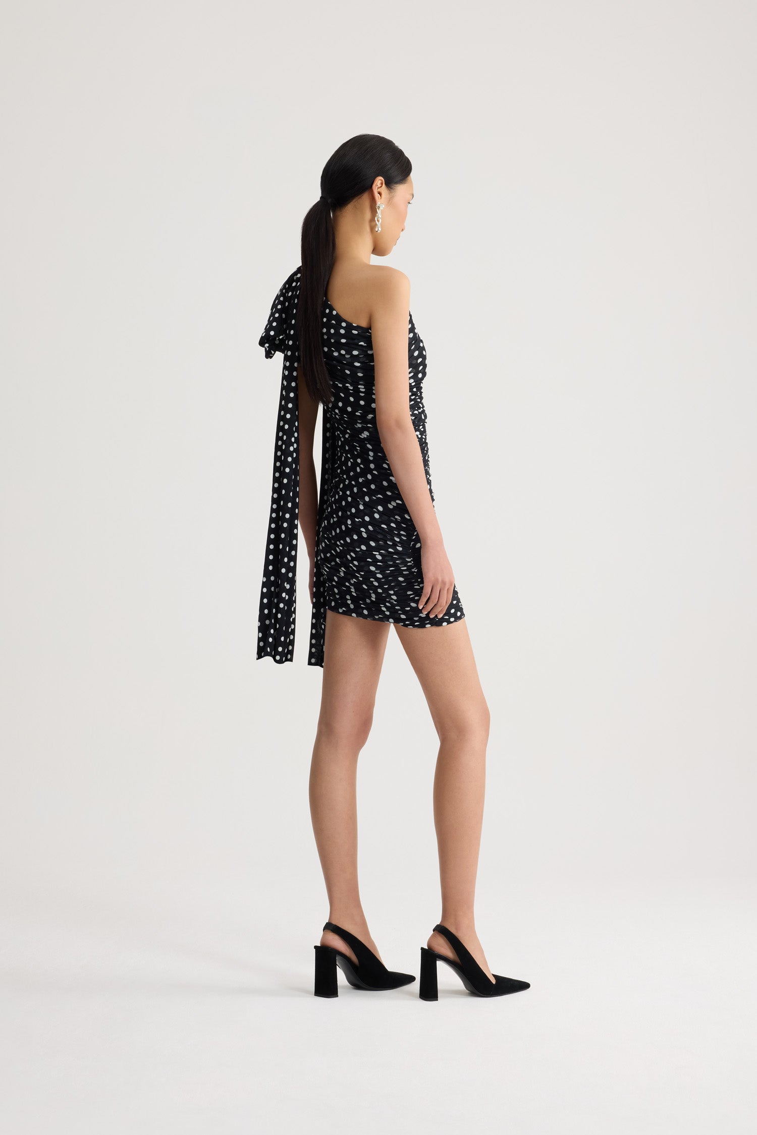 Patou DR232 robe drapée asymétrique pois bleu nuit