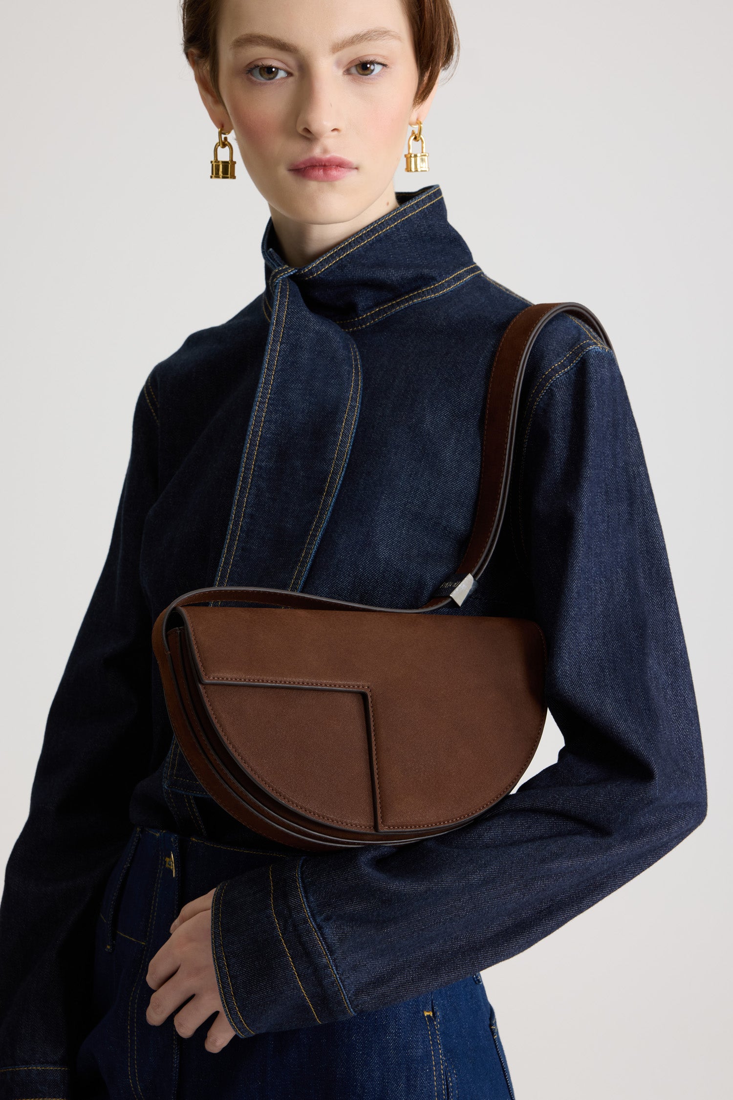 Patou BA022 sac nubuck demi-lune marron smoked ebony