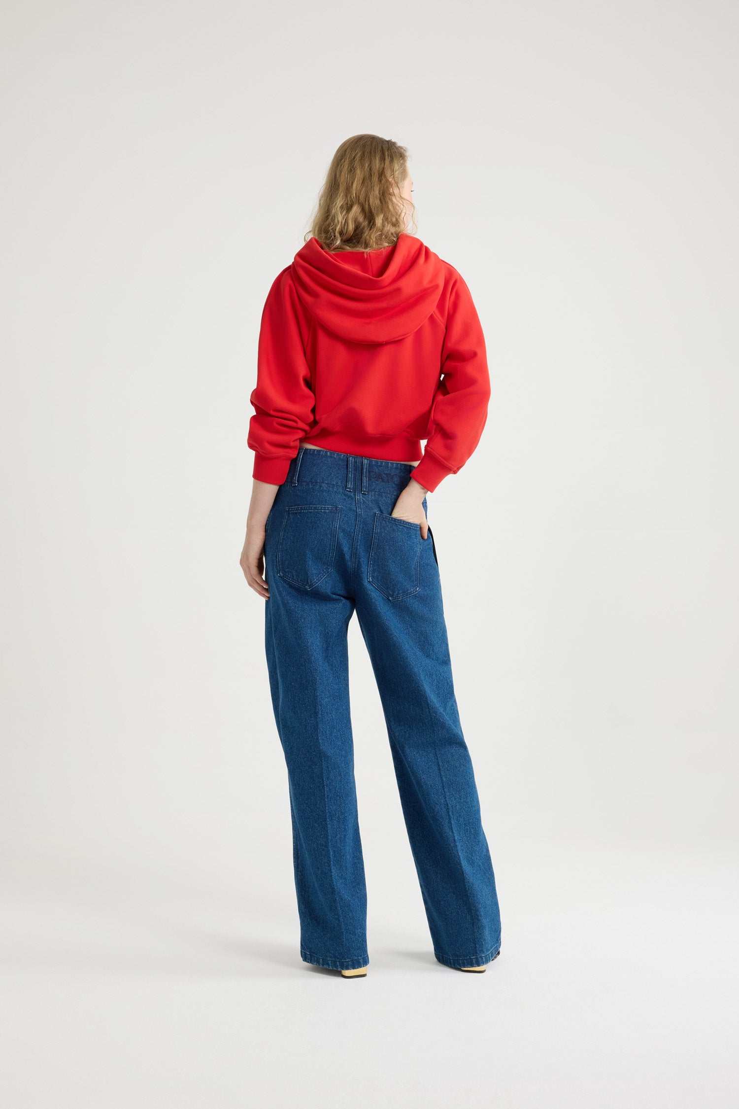Patou JE069 sweat hoodie rouge coton bio médallion brodé