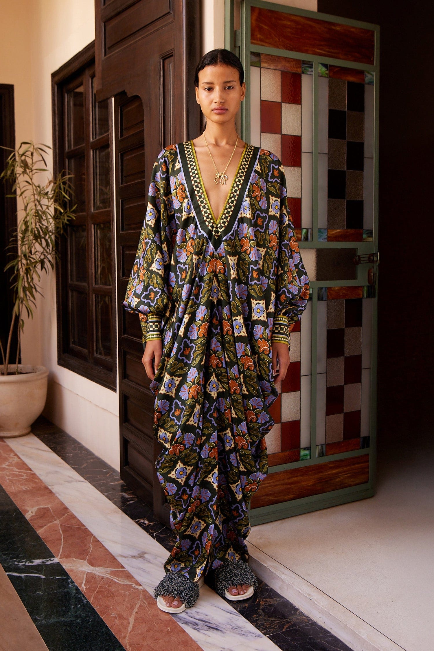 Alemäis Cece V Neck Silk Midi robe midi soie col V