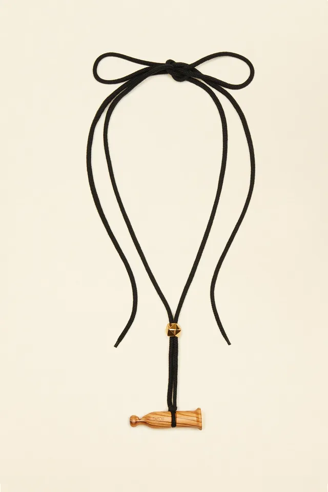 Patou AC012 collier appeau pendentif bois cordon noir