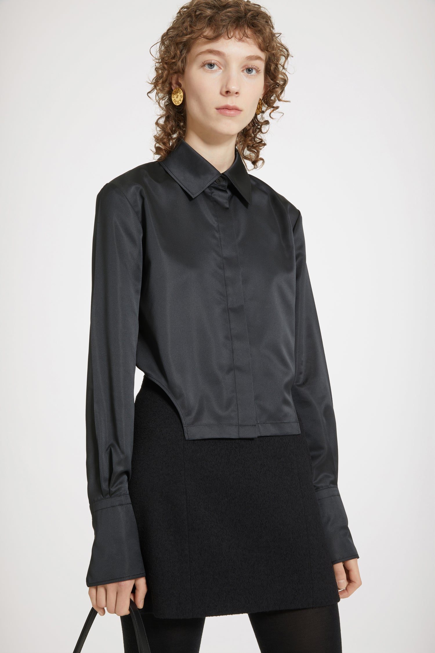 Patou BL026 chemise cropped noire satin découpes