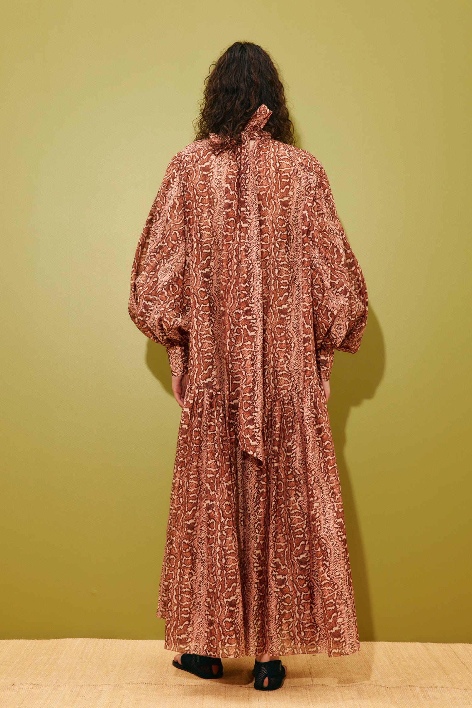 Alemais Varna Gown robe midi imprimé animal coton soie