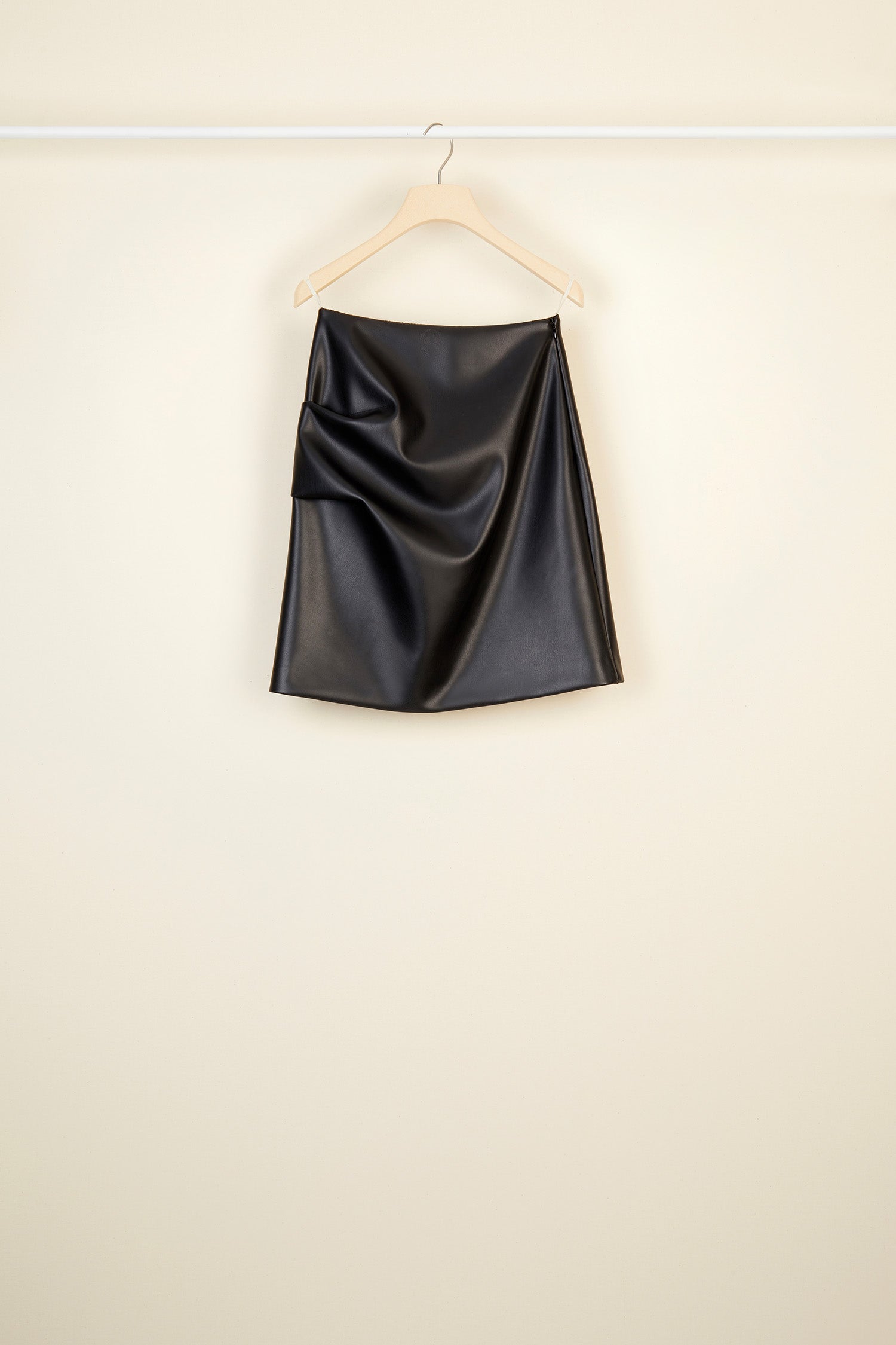 Patou SK009 jupe drapée simili cuir noir