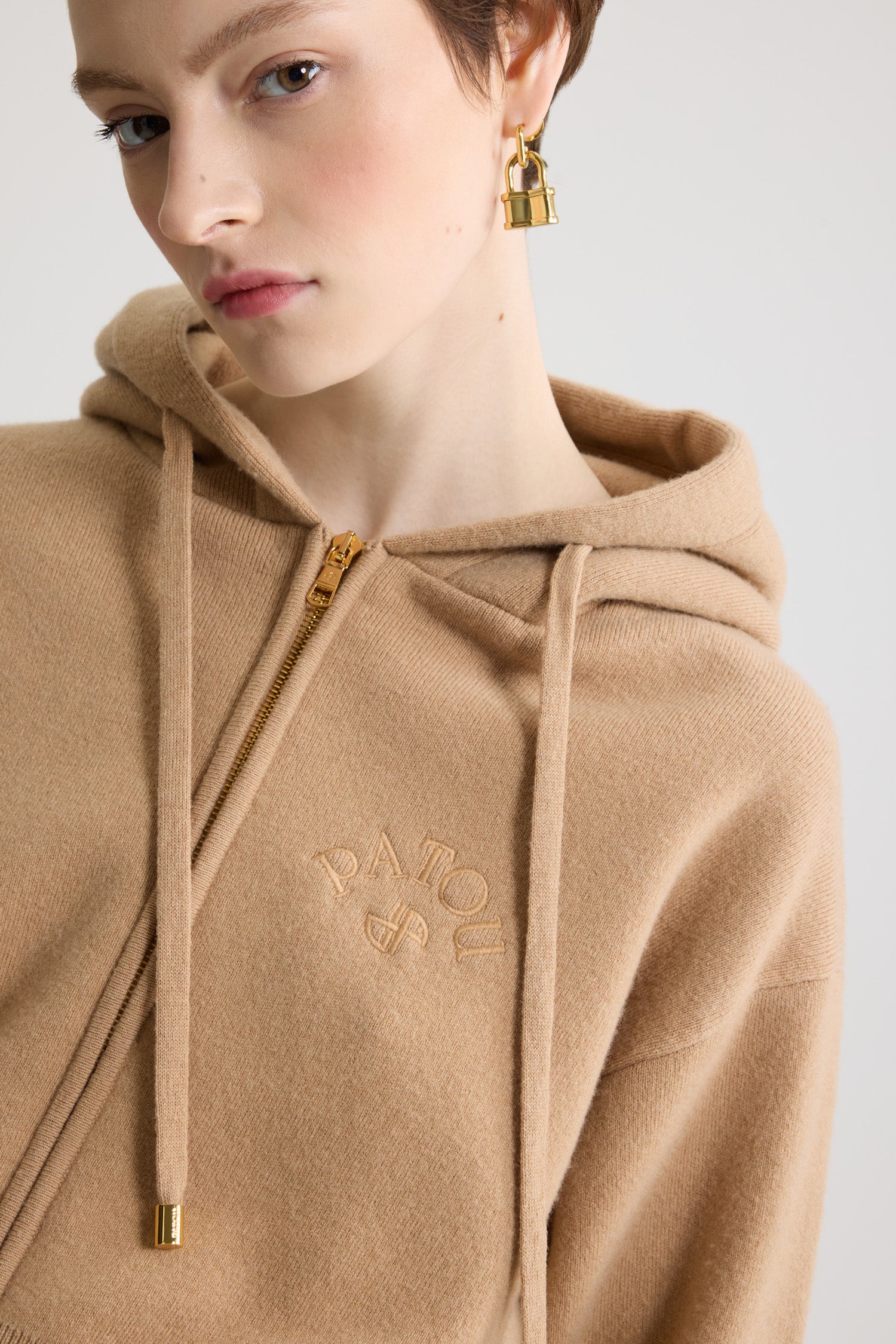 Patou H25KN2958041109B sweat zippé laine biscuit
