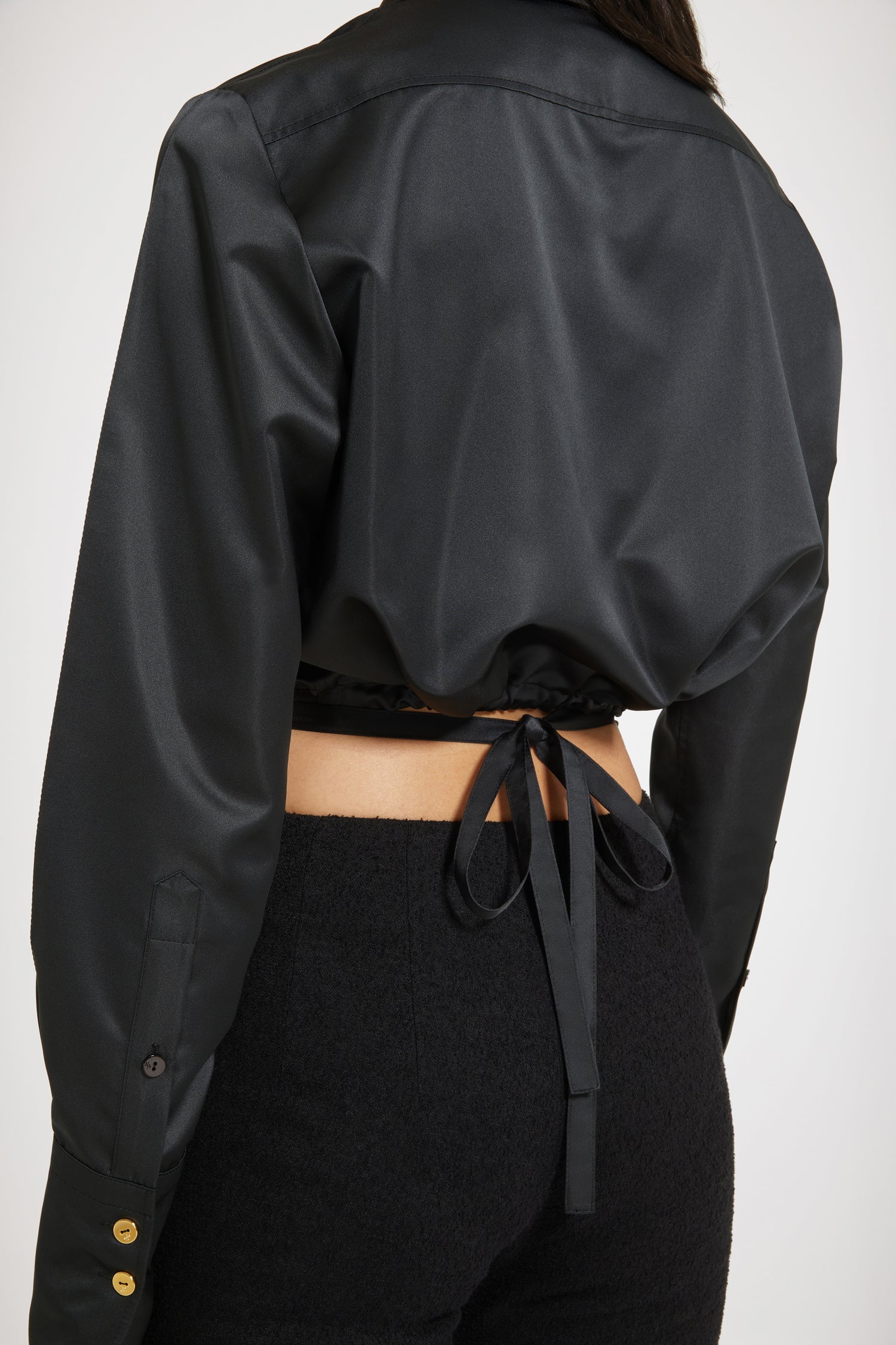 Patou BL026 chemise cropped noire satin découpes
