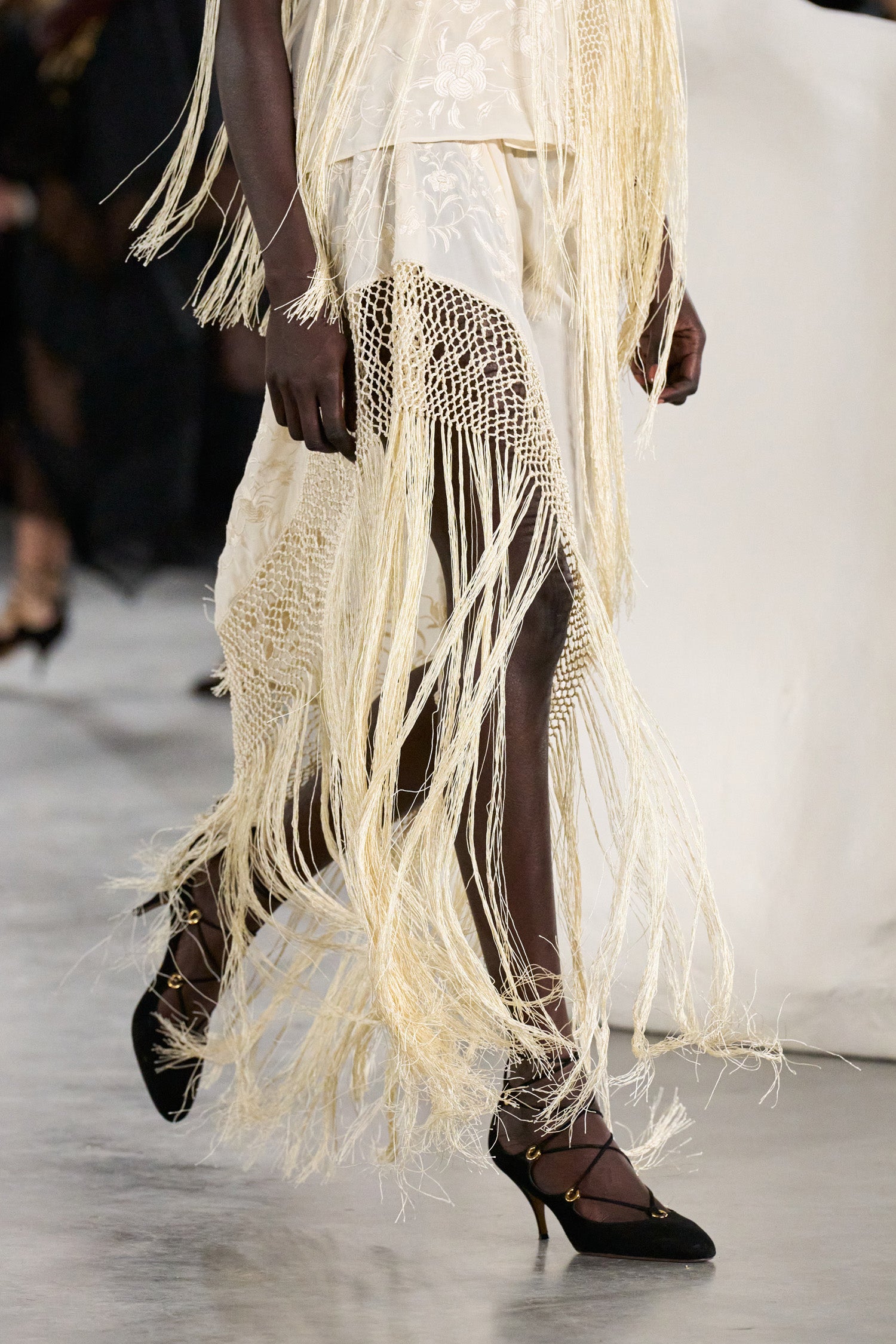 Ulla Johnson Lark Silk Fringe jupe crème soie midi