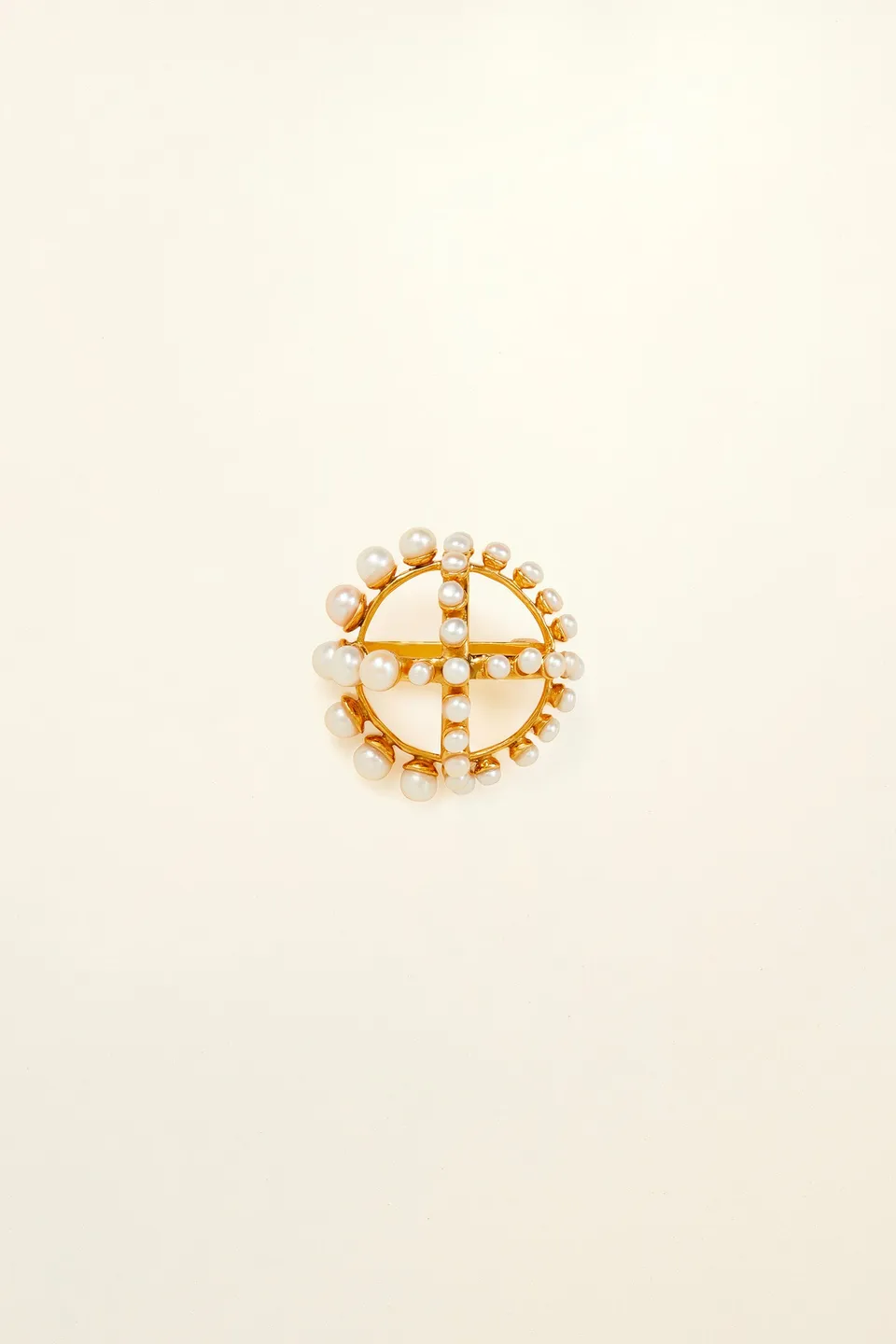 Patou H20JW0241000299G broche ronde dorée perle TU