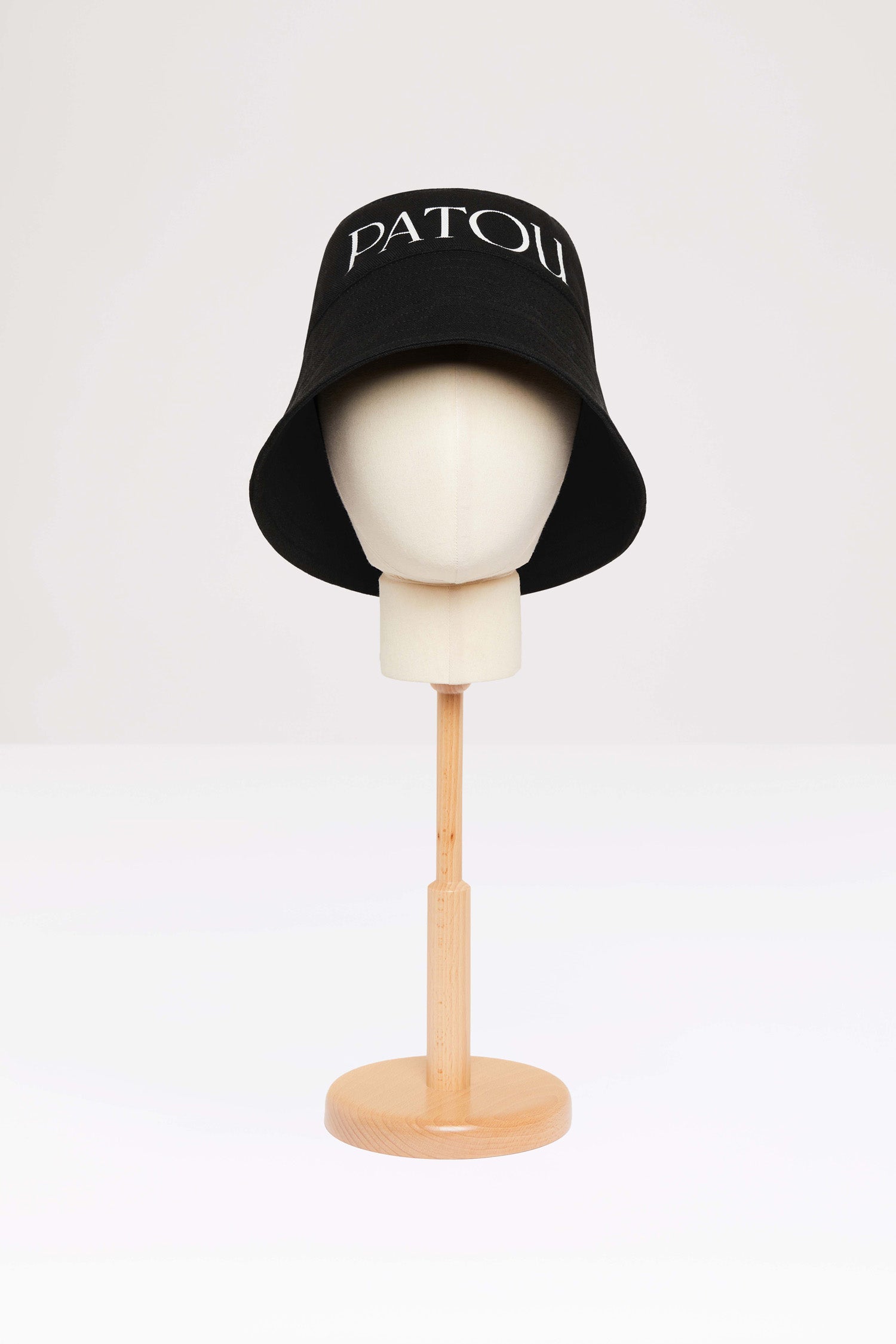 Patou AC027 Bob Coton Bio Noir Logo Blanc