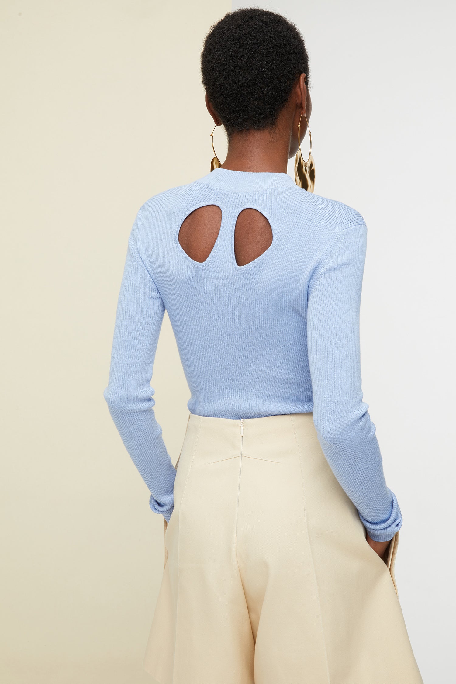 Patou KN020 pull laine et soie bleu dos découpé
