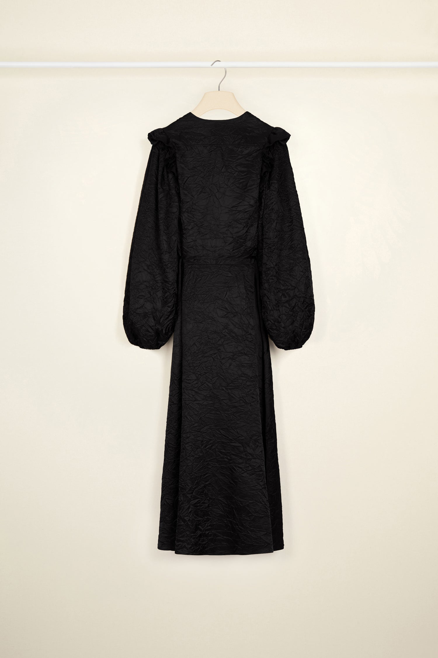 Patou DR090 robe longue satin noir col V manches ballon