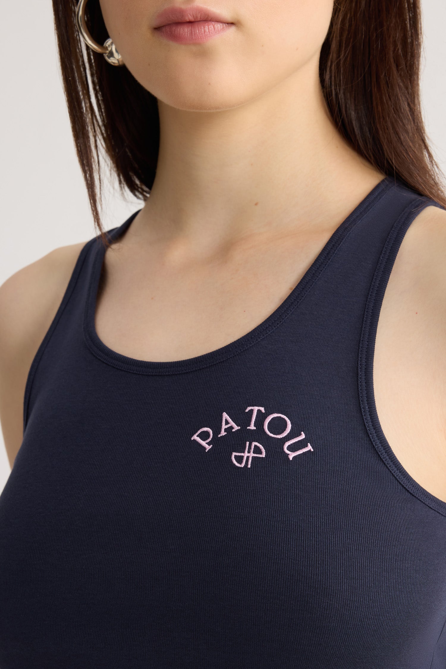 Patou JE210 débardeur coton bleu marine brodé rose