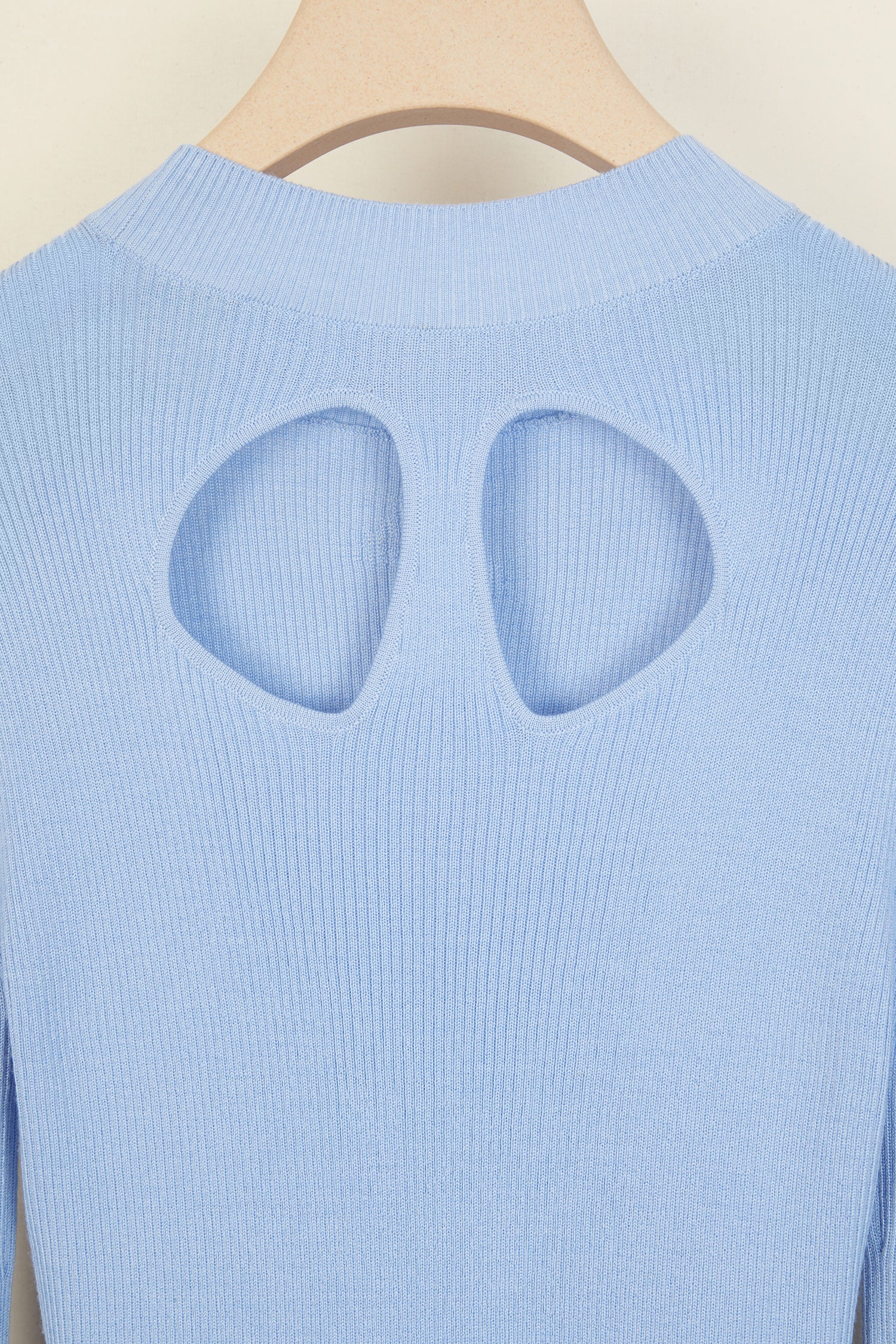 Patou KN020 pull laine et soie bleu dos découpé