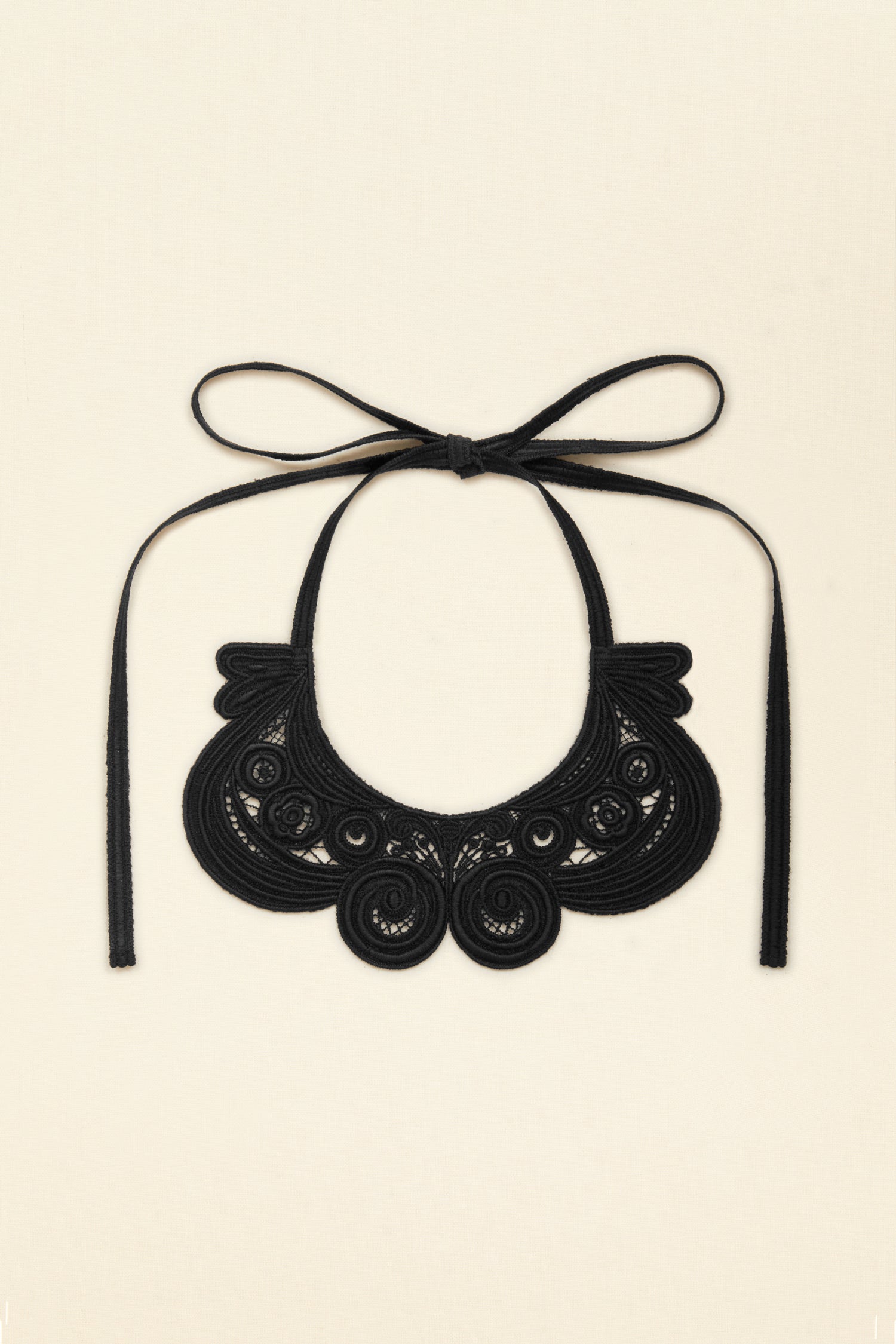 Patou AC018 collier noir guipure soie fleurs TU