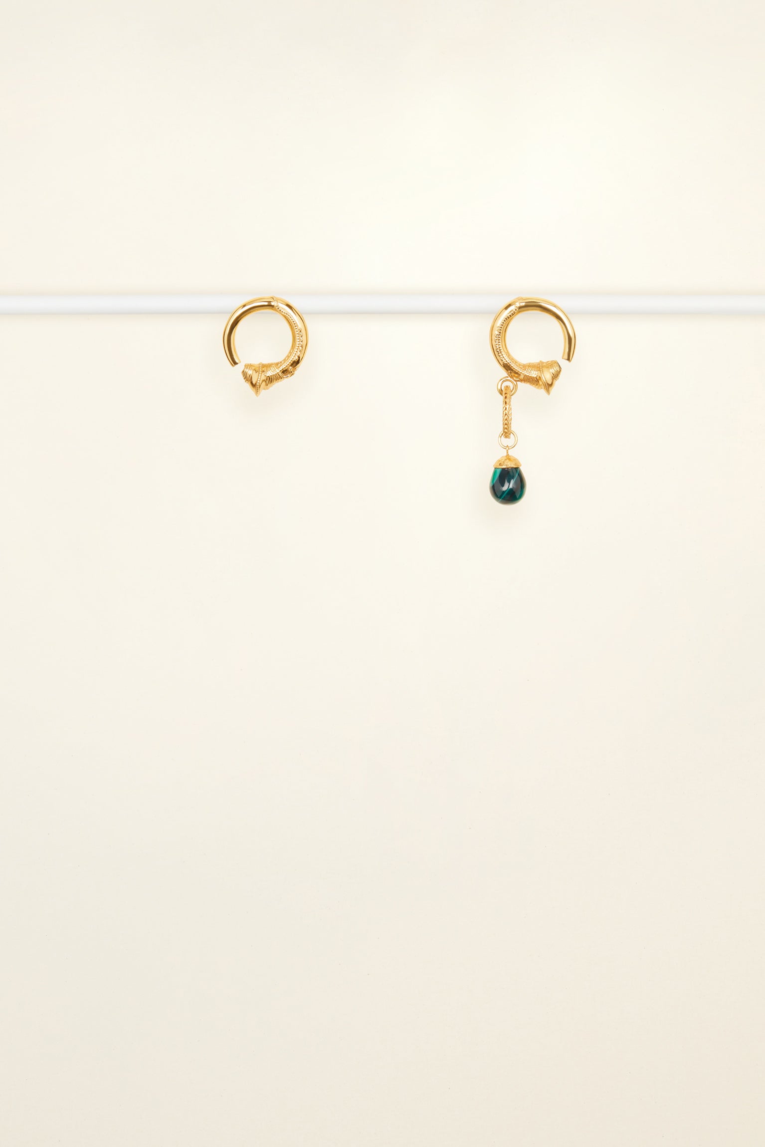 Patou A20JW0371002297G boucles laiton doré pierre asymétriques