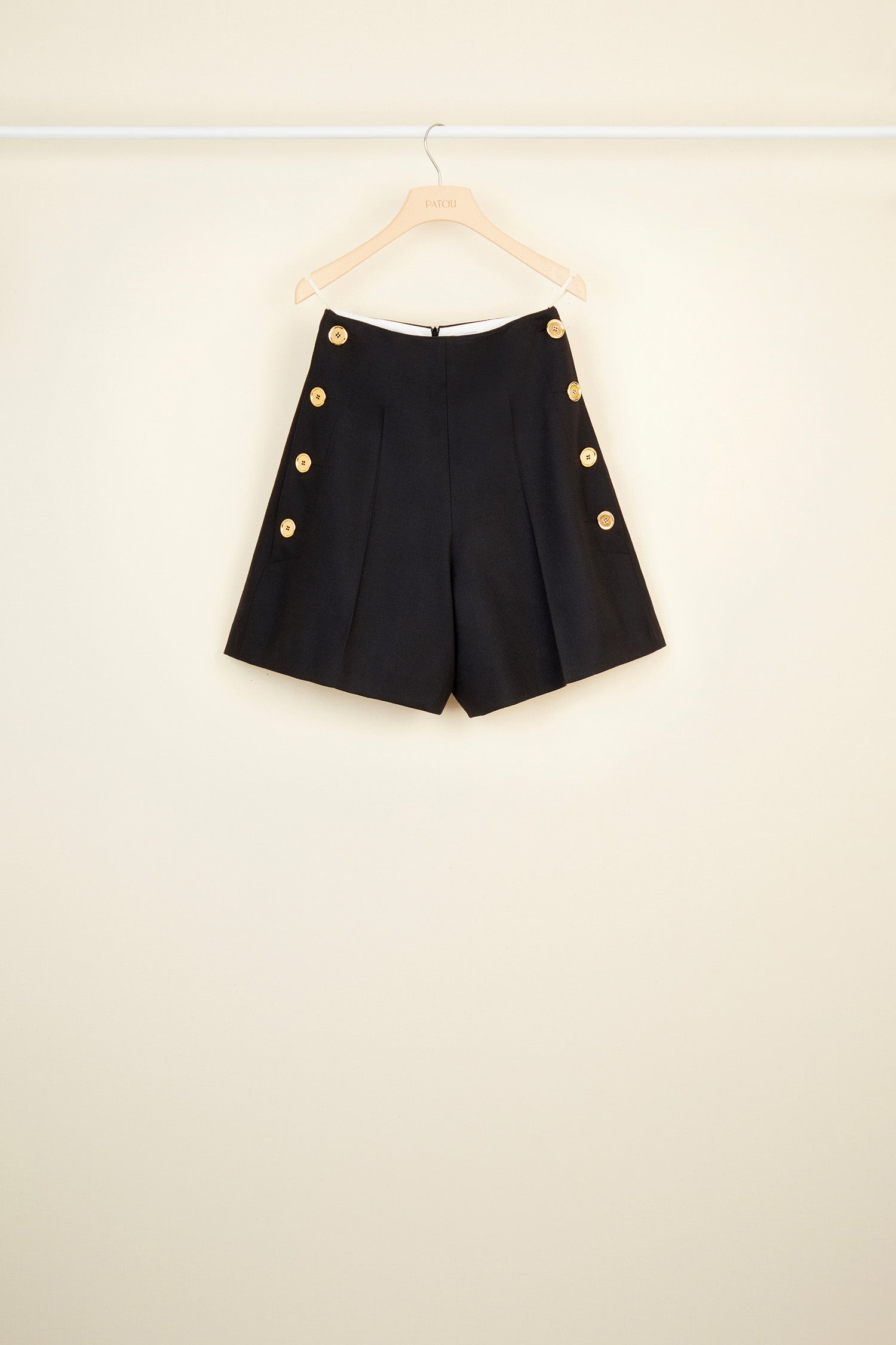 Patou TR004 short laine noir boutons dorés