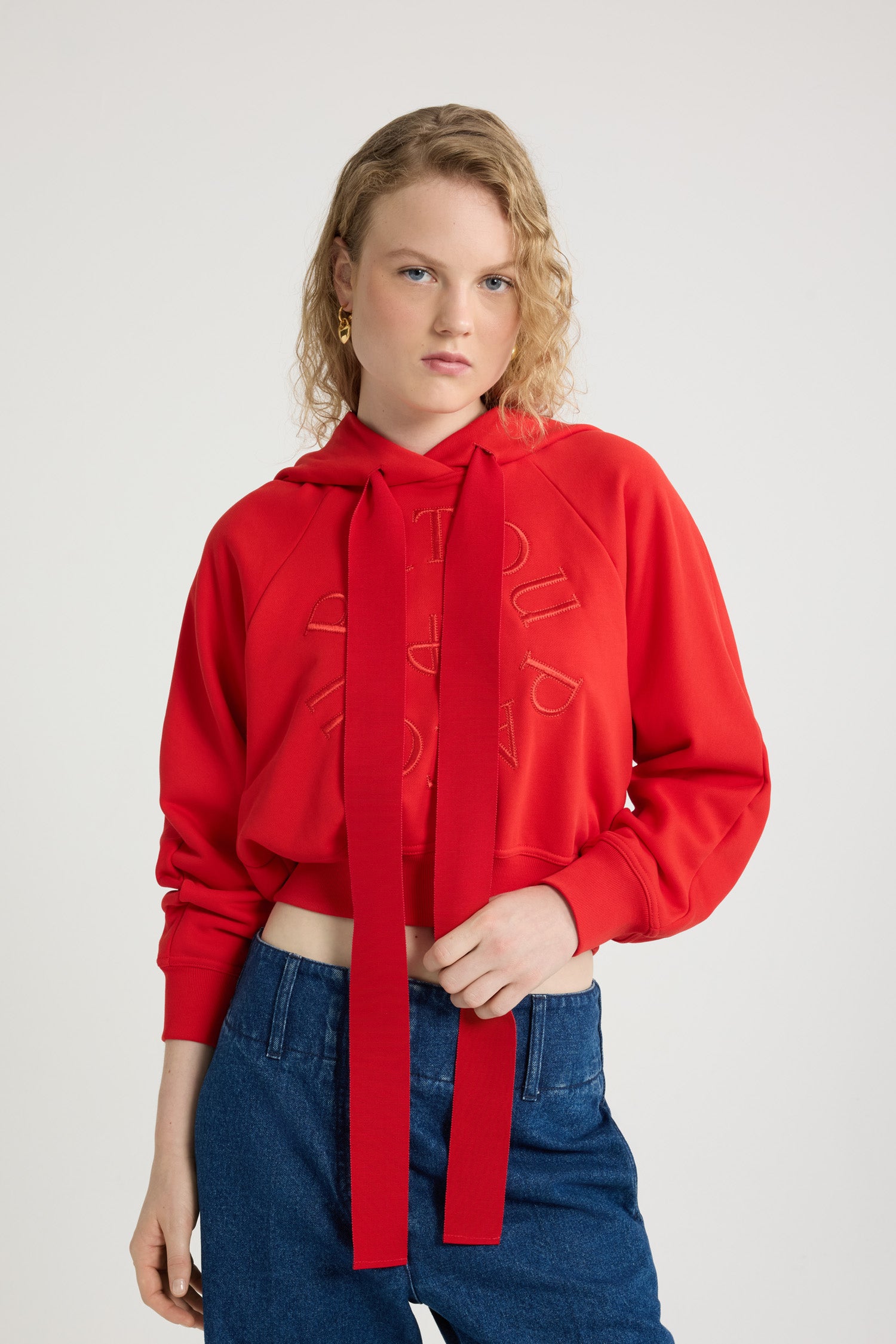 Patou JE069 sweat hoodie rouge coton bio médallion brodé