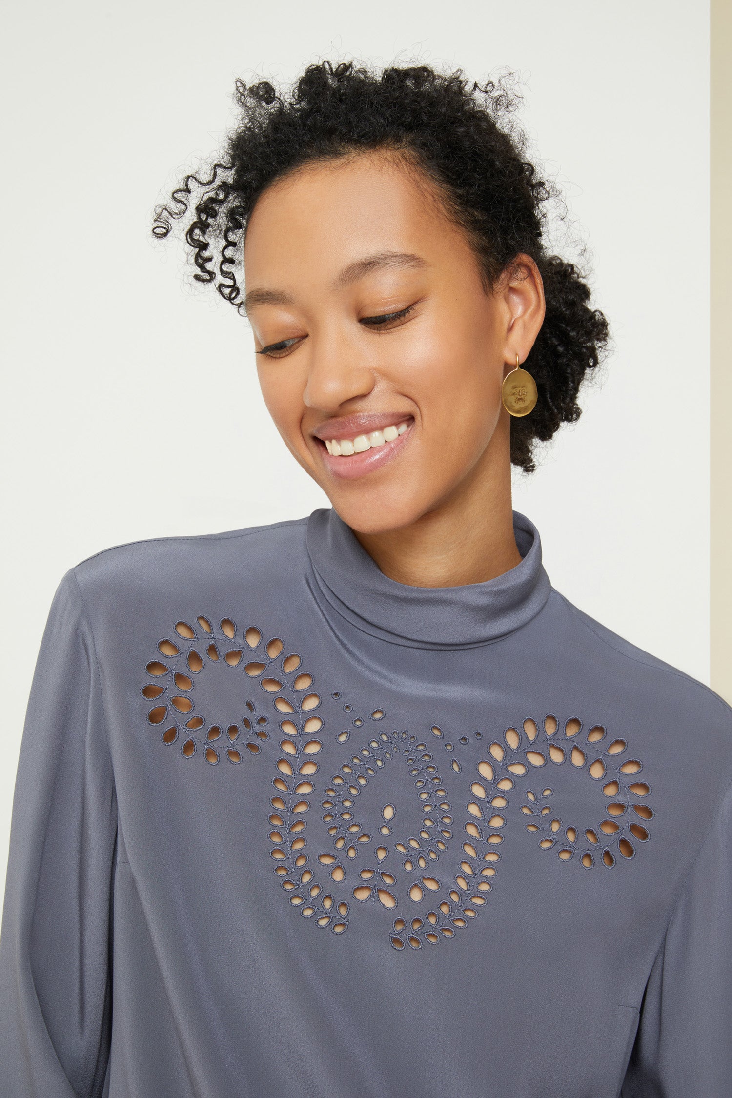 Patou P21TO0220013910A top soie gris brodé