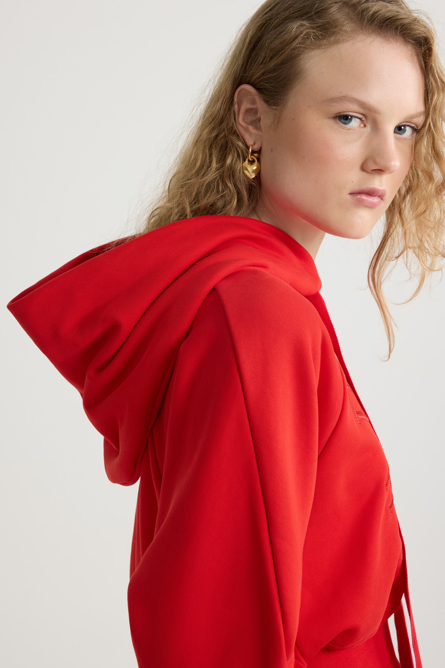 Patou JE069 sweat hoodie rouge coton bio médallion brodé