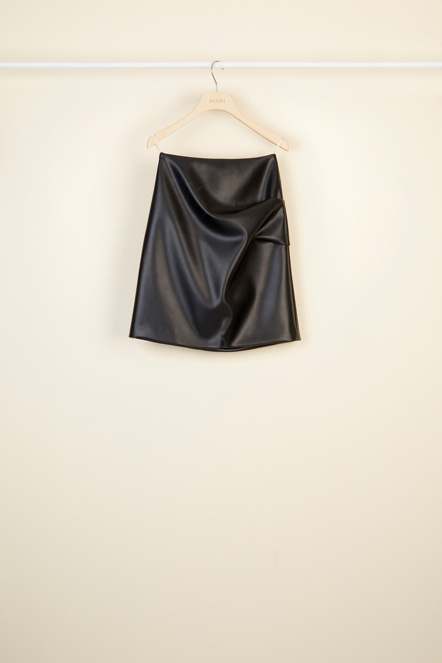 Patou SK009 jupe drapée simili cuir noir