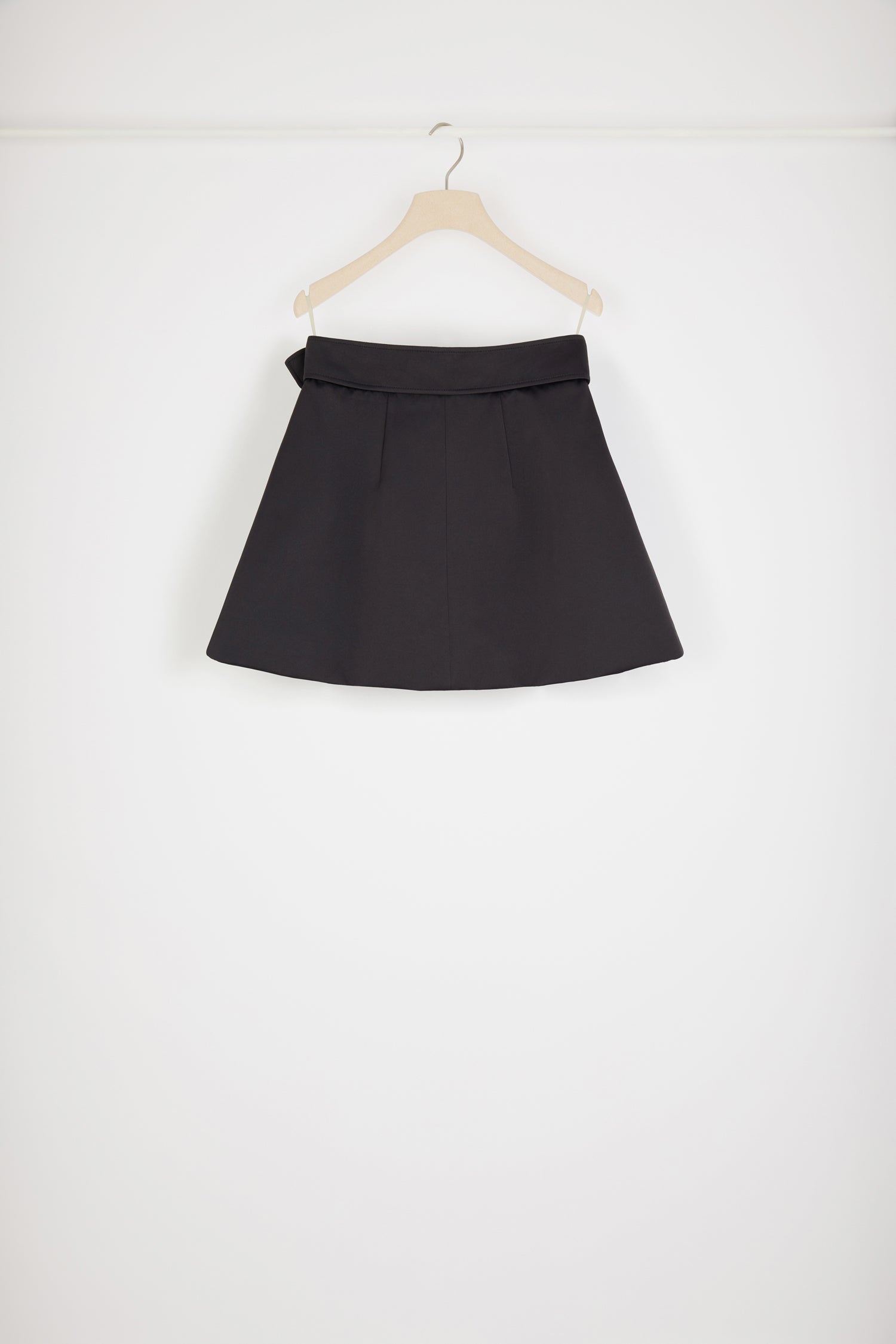 Patou Zip-up mini skirt jupe satin recyclé noire