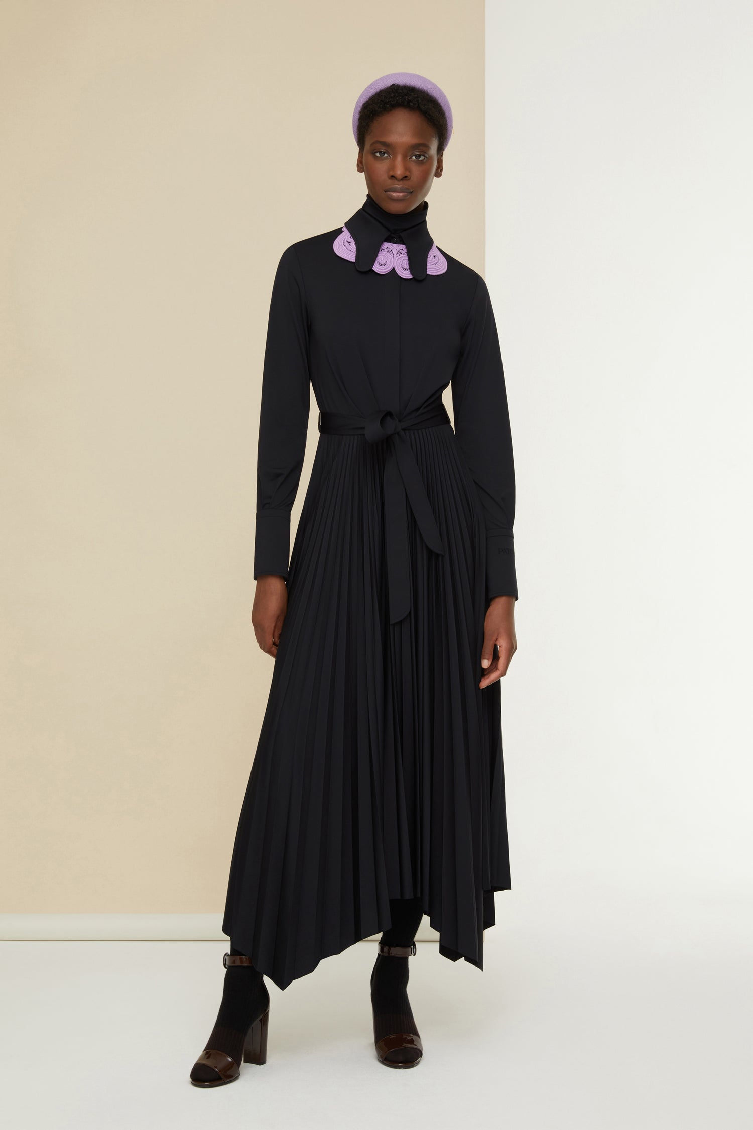 Patou DR075 robe chemise maxi plissée noire