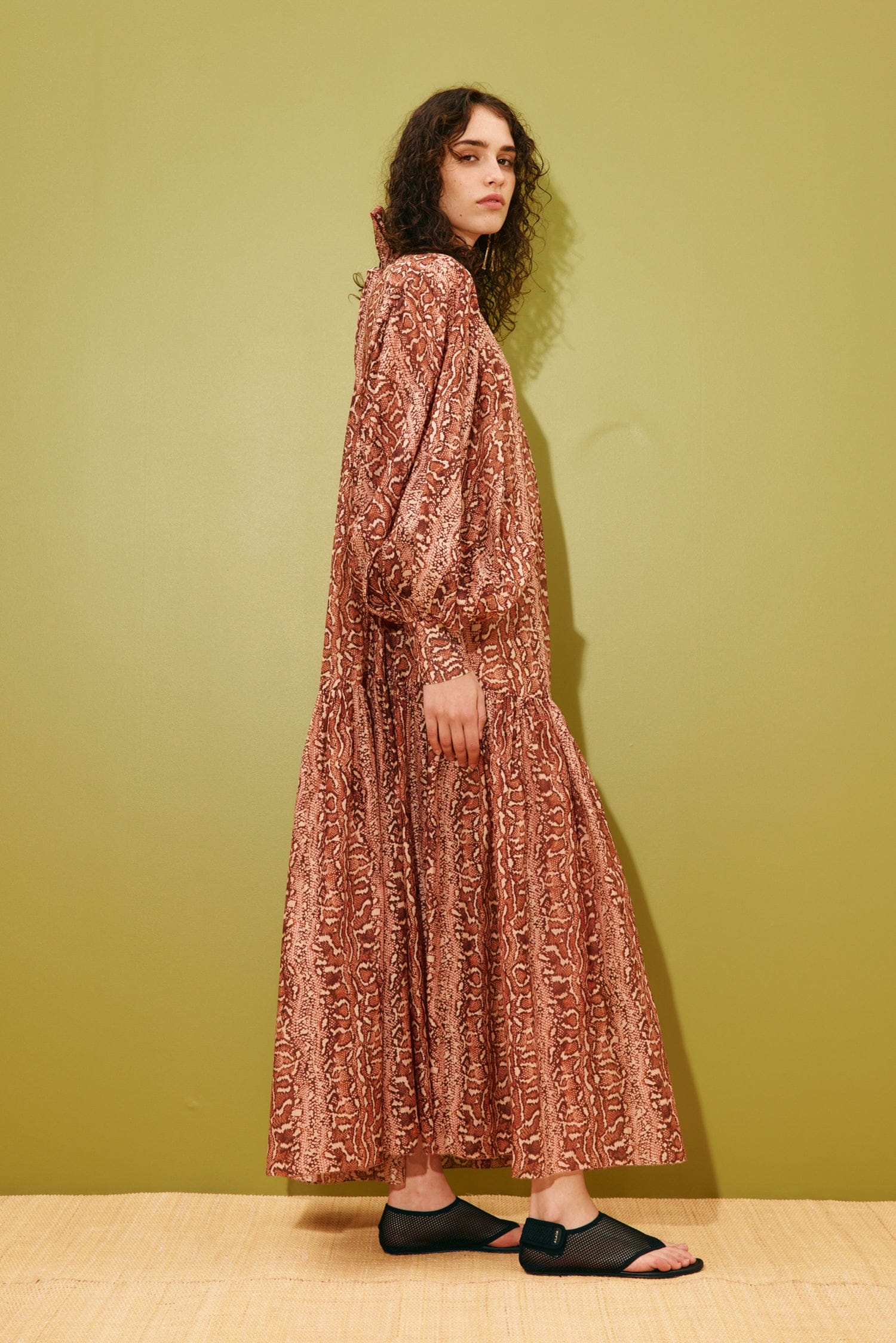 Alemais Varna Gown robe midi imprimé animal coton soie