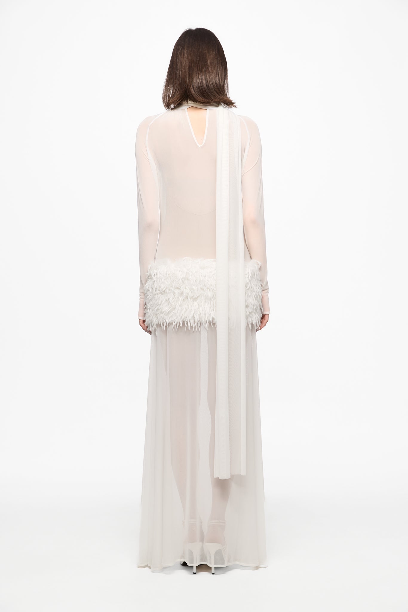 ATU Body Couture robe maxi blanche plumes manches longues