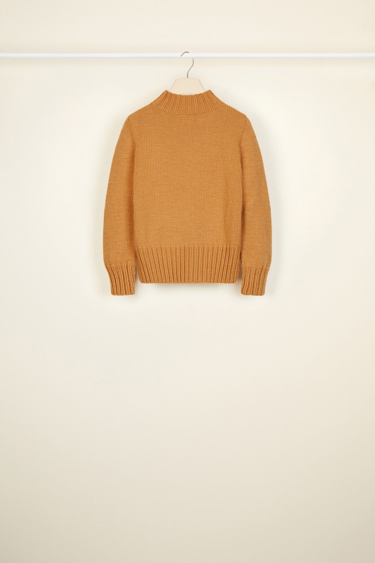 Patou KN028 pull cropped laine logo cuivre intarsia