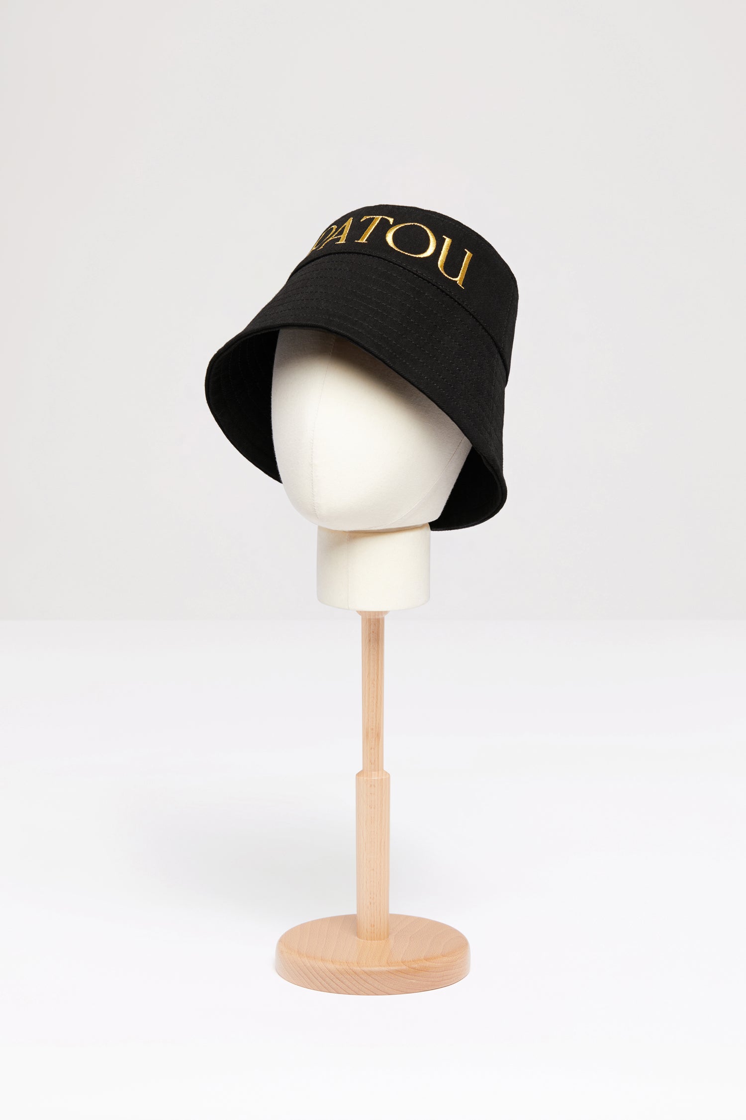 Patou AC027 bob noir denim coton bio logo doré