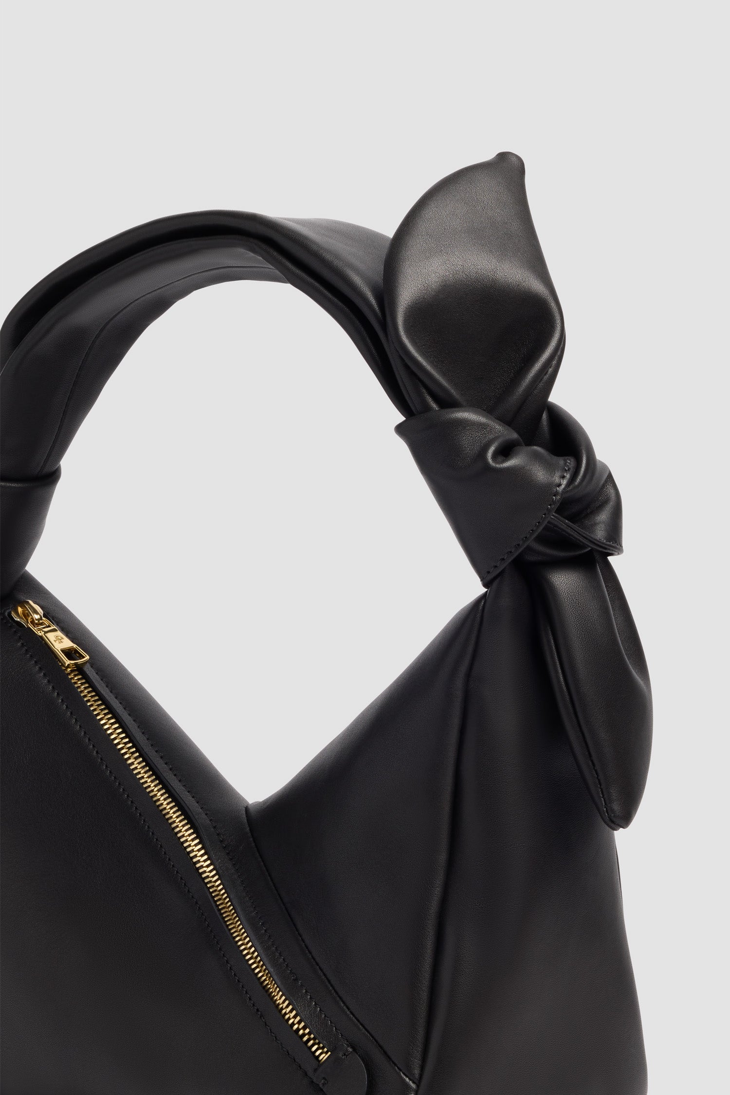 Patou Bags P26BA0295047999B sac cuir noir triangle nappa