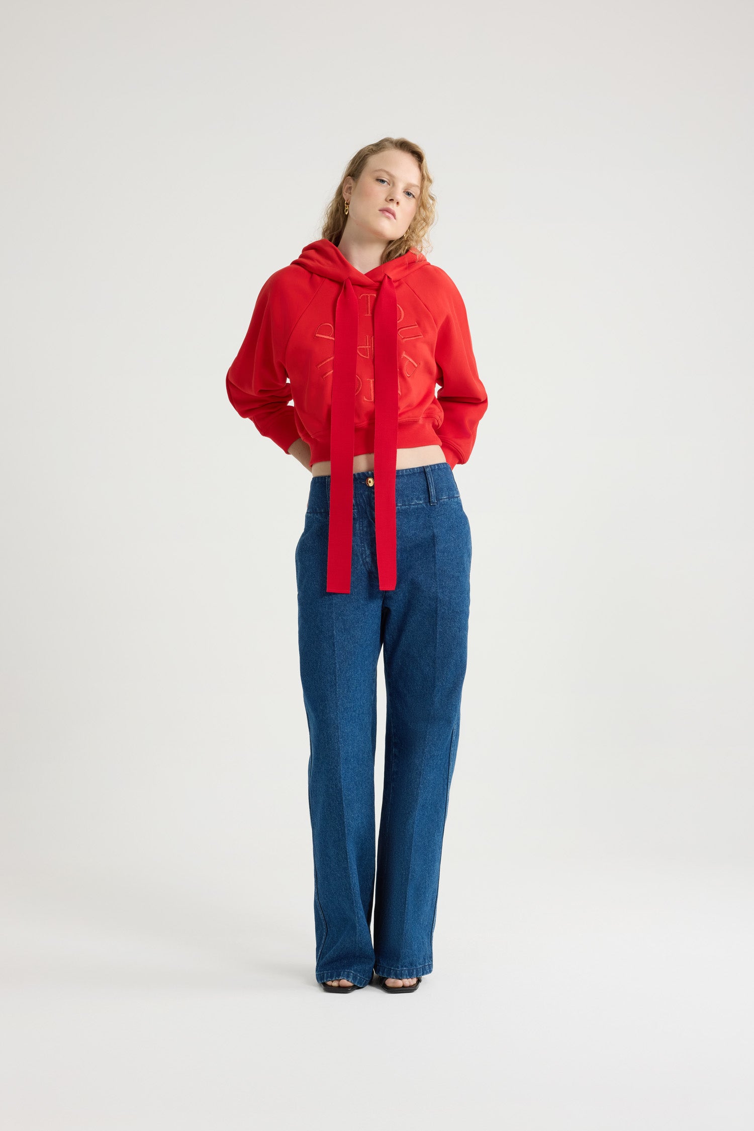 Patou JE069 sweat hoodie rouge coton bio médallion brodé