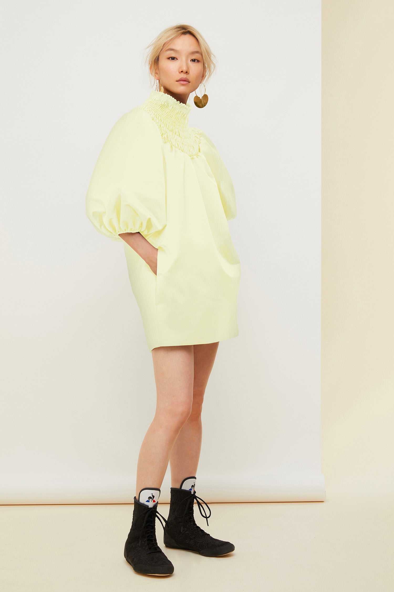 Patou DR023 Mini Robe Satin Jaune Paille Col Smocké