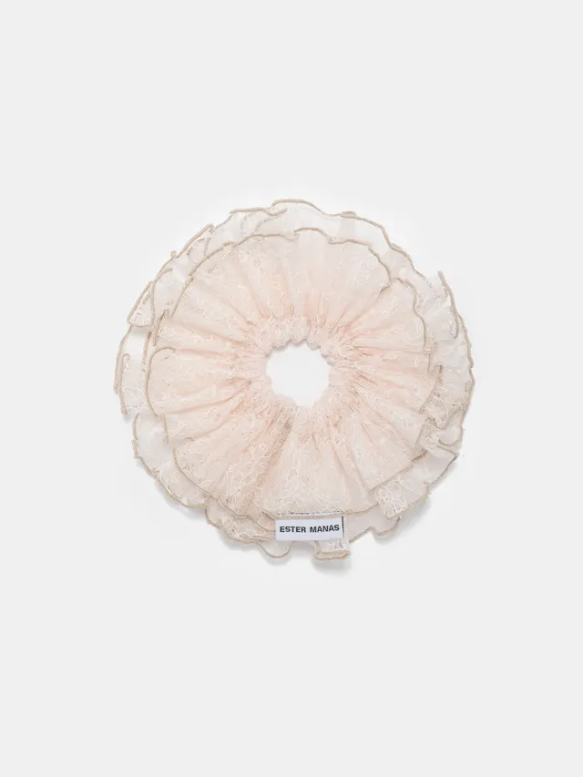 Ester Manas Blush Ruffled chouchou dentelle rose 16 cm